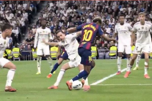 کارراس تابلوی ورود ممنوع مقابل یامال نصب کرد