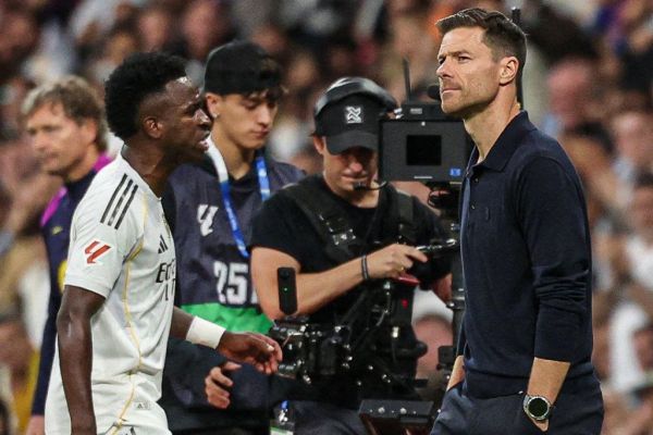 واکنش تند وینیسیوس به آلونسو پس از تعویض در الکلاسیکو