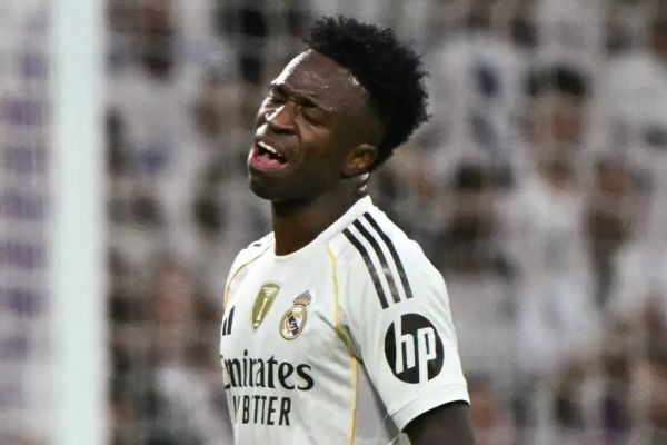  واکنش آنچلوتی به حرکت زشت وینیسیوس در ال‌کلاسیکو