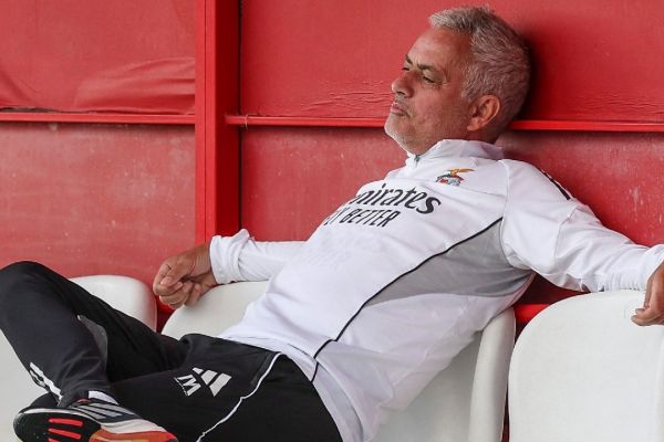 آقای خاص برخی شبها در زمین تمرین بنفیکا میخوابد