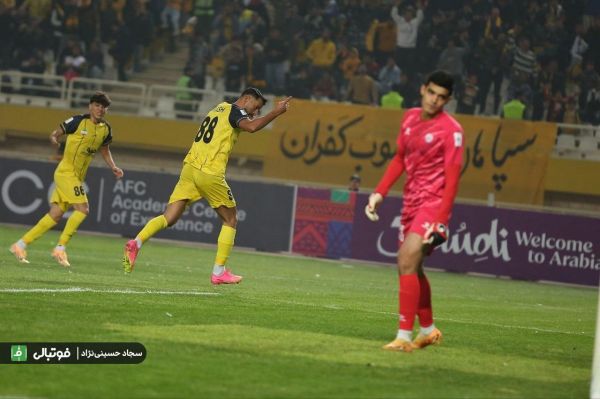  دروازه‌بان آخال  برتر از سپاهان بودیم و باید می‌بردیم