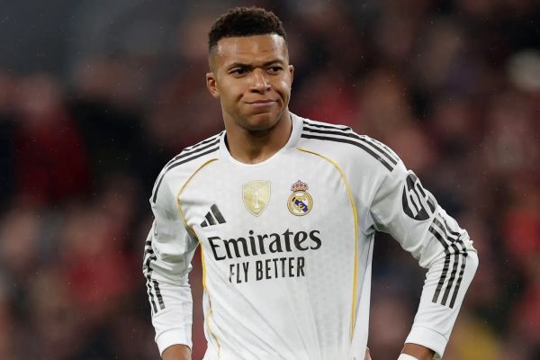  حمله شدید امباپه به خواننده فرانسوی  او از ما گدایی می‌کرد