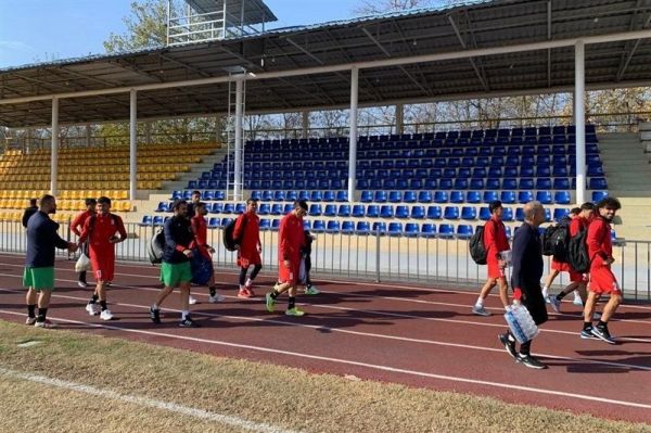  تمرین تیم فوتبال امید ایران در زمین چمنی نامناسب