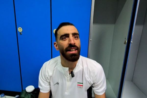  خوشحالی با پیراهن کودکانه روی سن قهرمانی   عکس