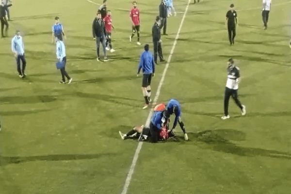 حمله دو بازیکن پاس به همتیمی خود در رختکن