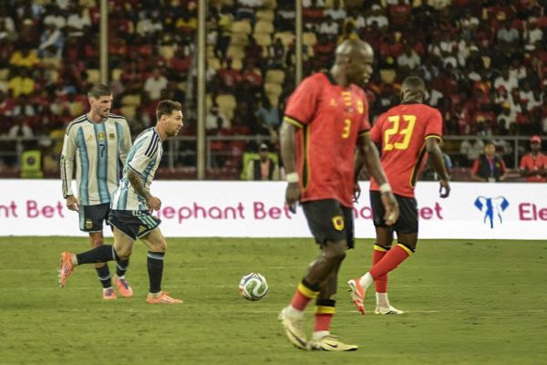 تشویق شدن مسی توسط آنگولاییها