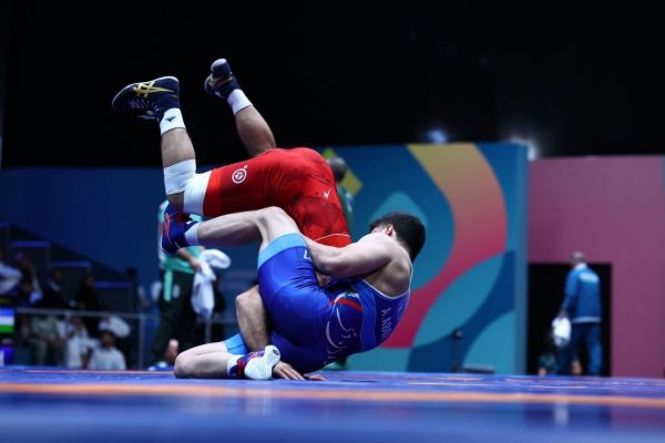 قهرمان جهان تسلیم نابغه کشتی ایران شد پیروزی احمدیوفا در مبارزه نخست