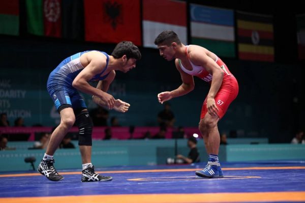 مومنی به مدال برنز وزن ۵۷ کیلوگرم کشتی آزاد رسید