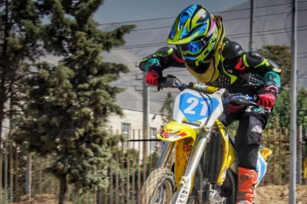 بازیکن پرسپولیس به عیادت دختر موتورسوار رفت