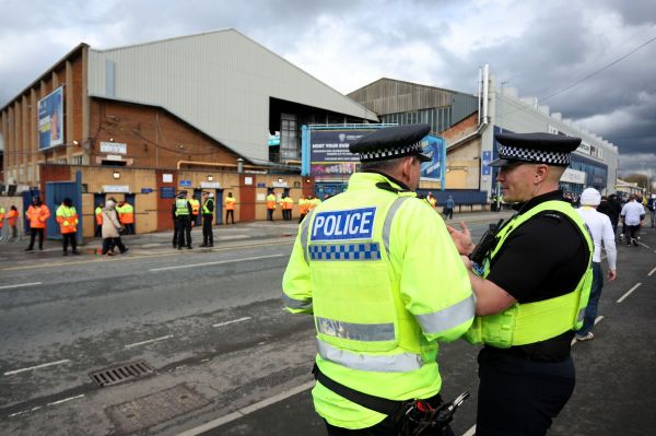 دستگیری هواداری که به سرمربی تیم انگلیسی حمله کرد