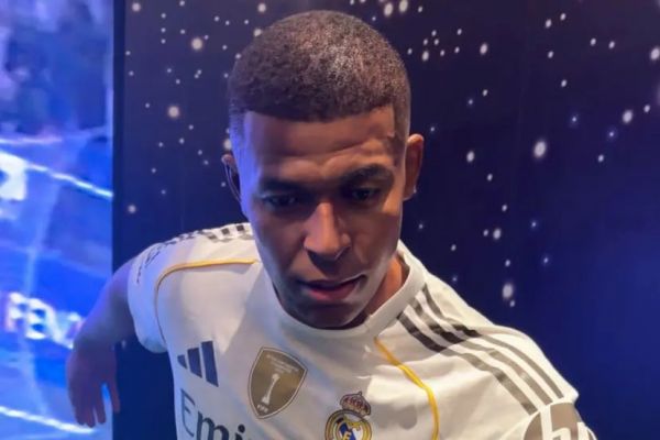 عکس؛ مجسمه امباپه در گالری رئال مادرید در دوبی