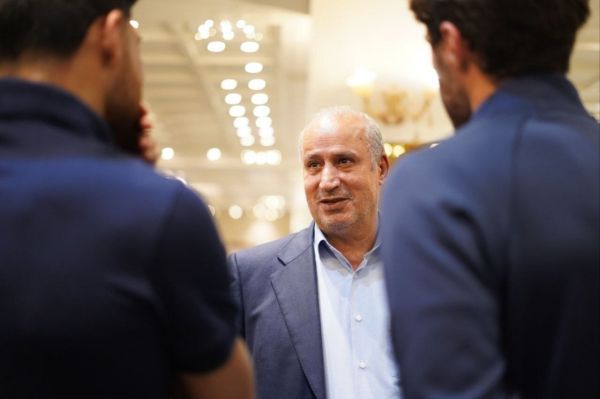  تاج  فیفا برای من بلیت پرواز به آمریکا و هتل گرفته است