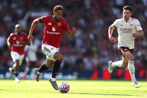 دیدار دوستانه آرسنال و منچستر یونایتد در اواسط فصل