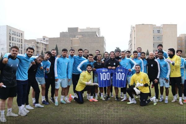  اهدای پیراهن شماره ۱۰۰ به ابوالفضل جلالی و صالح حردانی  عکس