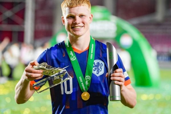 هدف جدید منچستریونایتد؛ ستاره ۱۹ ساله آلکمار هلند