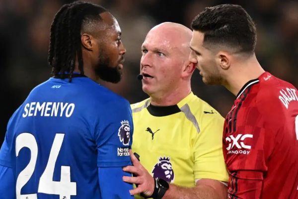 خشم هواداران منچستریونایتد بهخاطر اخراج نشدن سمنیو لیگ برتر علیه ماست