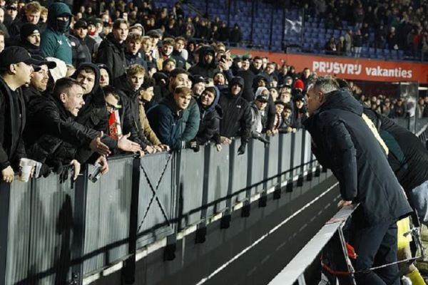 عکس؛ عصبانیت هواداران فاینورد از فن پرسی پس از هشتمین باخت