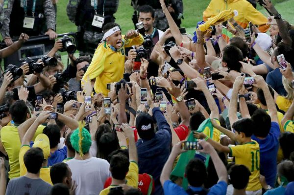 ساکا و دیدن تمام کلیپهای نیمار در یوتیوب