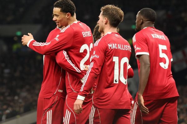 لیورپول در شب جنجالی لندن تاتنهام را ۲-۱ مغلوب کرد