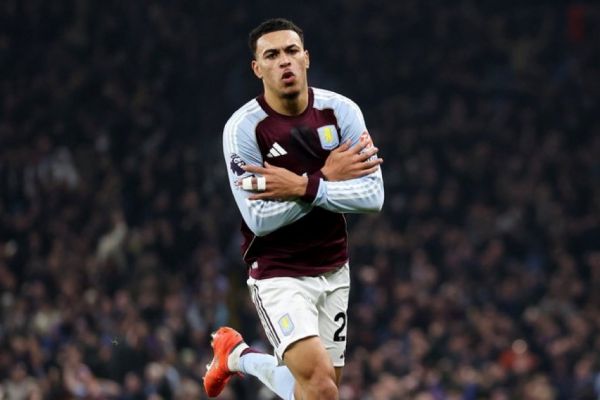  ستاره استون ویلا  هیچ تیمی بزرگ‌تر از منچستر یونایتد نیست