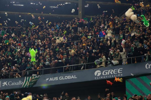  هواداران رئال بتیس و برگزاری دوباره یک سنت تحسین‌برانگیز  تصاویر