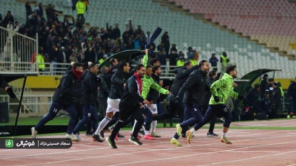  بنر جالب در خرم آباد؛ این لیگ خوراک ماست   عکس