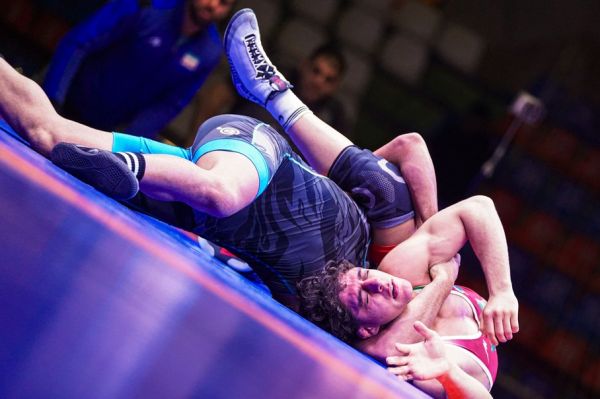  نفرات نخست مسابقات کشتی آزاد قهرمانی کشور