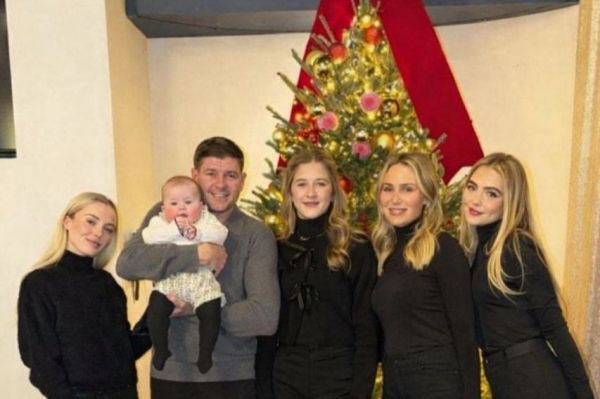  لحظه‌ای خانوادگی پیش از سال نو؛ اسطوره‌ لیورپول دور از هیاهوی فوتبال