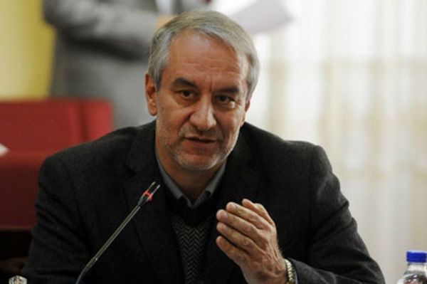  کفاشیان  زنوزی با صحبت‌هایش به تماشاگران خط می‌دهد