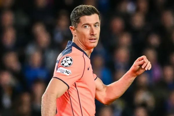  مخالفت 59 درصد از هواداران بارسلونا با تمدید قرارداد مهاجم لهستانی