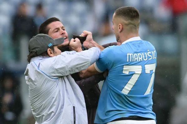  تلاش کونته برای مداخله در درگیری بازیکنان  عکس