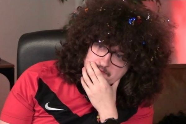  هوادار منچستریونایتد که باز هم نمی‌تواند موهایش را کوتاه کند