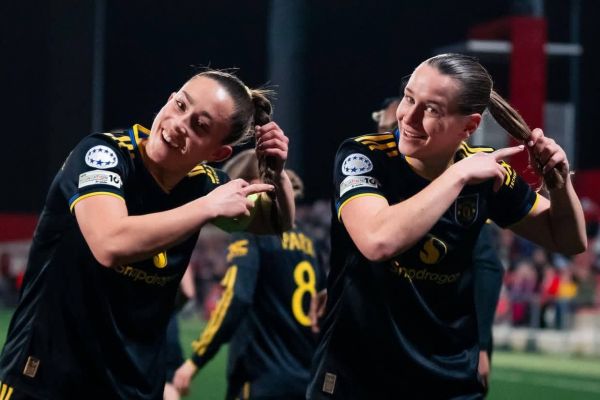  شادی گل طعنه‌آمیز زنان منچستر به هوادار معروف