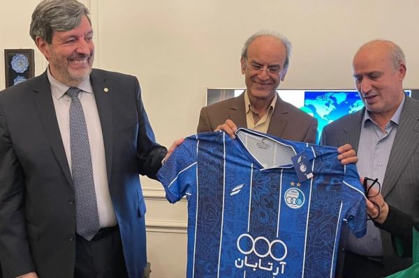  میزبانی سفارت اروگوئه از مدیران فدراسیون فوتبال و نمایندگان باشگاه استقلال  تصاویر