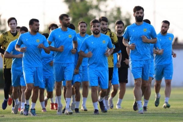 در آستانه دیدار با پالایش نفت؛ بازیکنان صنعت نفت اعتصاب کردند