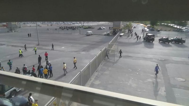 سنگپراکنی به هواداران در پارکینگ نقش جهان ! (عکس)