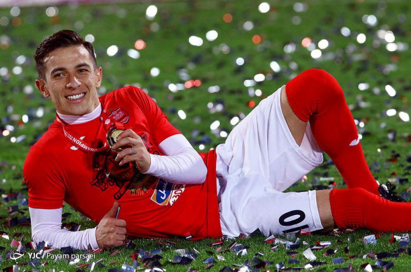 شماره 10 همچنان بر تن فرشاد احمدزاده