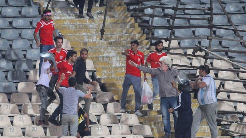 دستور ویژه تاج برای رسیدگی به بحران شعارهای قومیتی در ورزشگاهها/ سیاست برخورد جدی با افراد خاطی