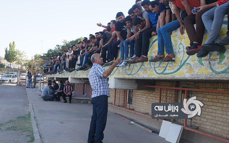 آذرنیا، سنگ صبور تیتیهای غمگین (عکس)