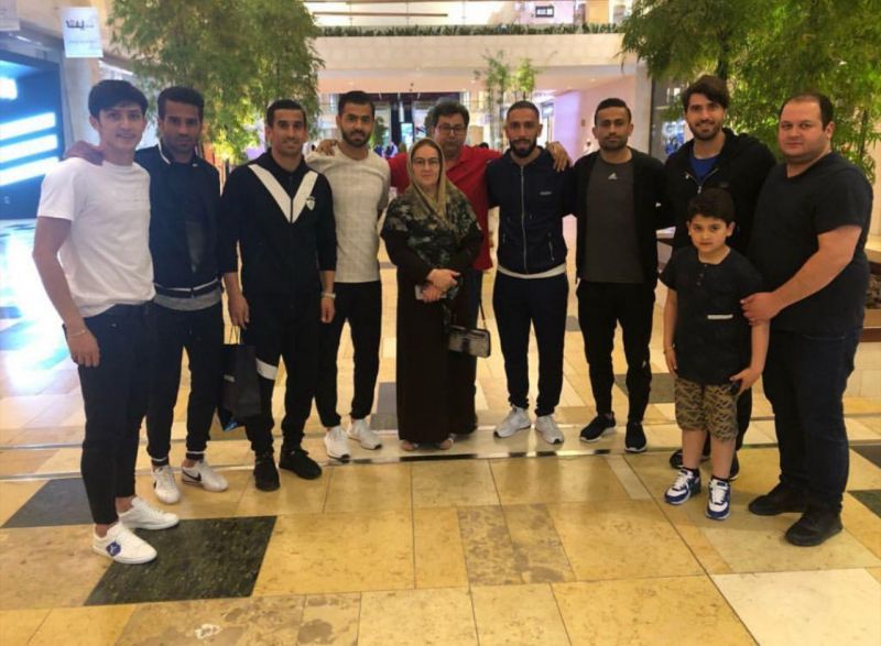 عکس یادگاری ملیپوشان با مادر و پدر سردار آزمون