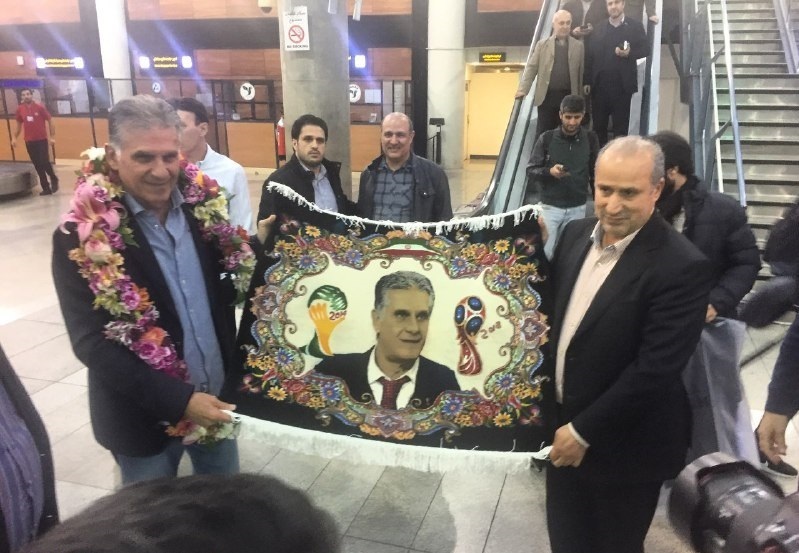 هدیه تاج به کارلوس کیروش هنگام بازگشت تیم ملی به ایران