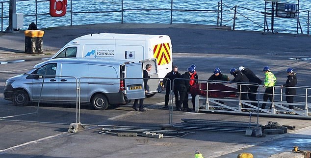 جسد کشفشده از هواپیمای حامل سالا برای بررسی به خشکی منتقل شد