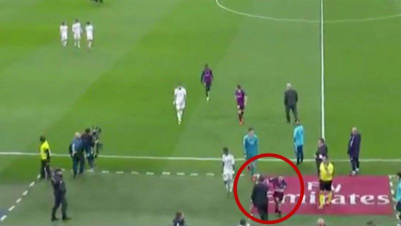 جوردی آلبا و هل دادن سرپرست رئال در کنار زمین