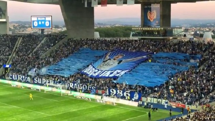 عکس / حمایت احساسی هواداران و بازیکنان پورتو از ایکر کاسیاس