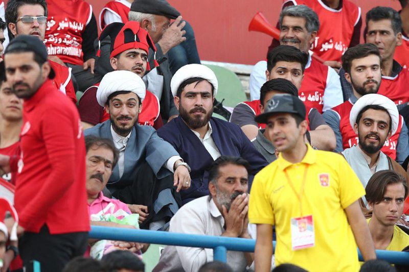 حضور روحانیون در بین طرفداران پدیده در بازی امروز این تیم مقابل سایپا. عکس از علیرضا زینلی