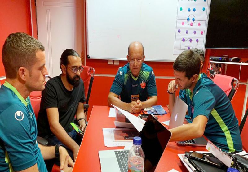جلسه کادر فنی با آنالیزور چند فصل اخیر پرسپولیس