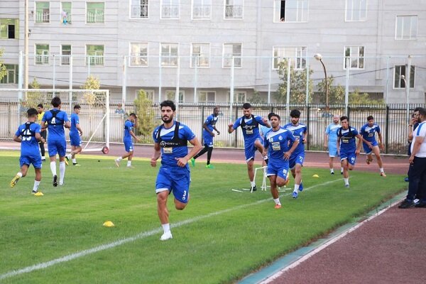 نامجو مطلق: تغییرات در استقلال بیش از اندازه بود/ پول حرف اول را میزند