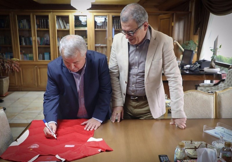 اهدای پیراهن علی پروین به شهرداری تهران