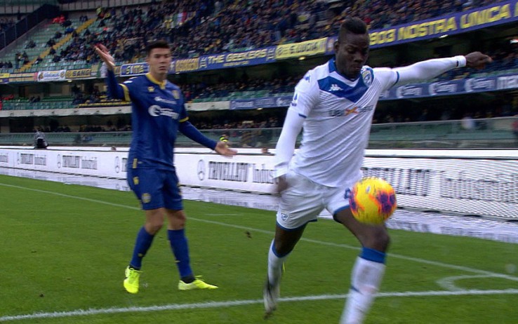 پاسخ بالوتلی به هواداران نژادپرست ورونا: بیدار شوید نادانها!