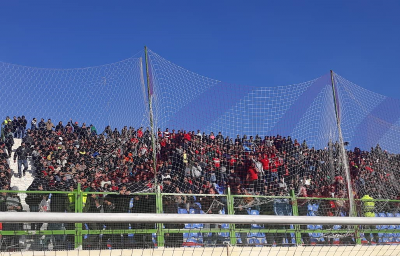 حاشیه دیدار نساجی و استقلال/ کریخوانی مازندرانیها برای استقلال و تماشای مسابقه از روی پشتبام